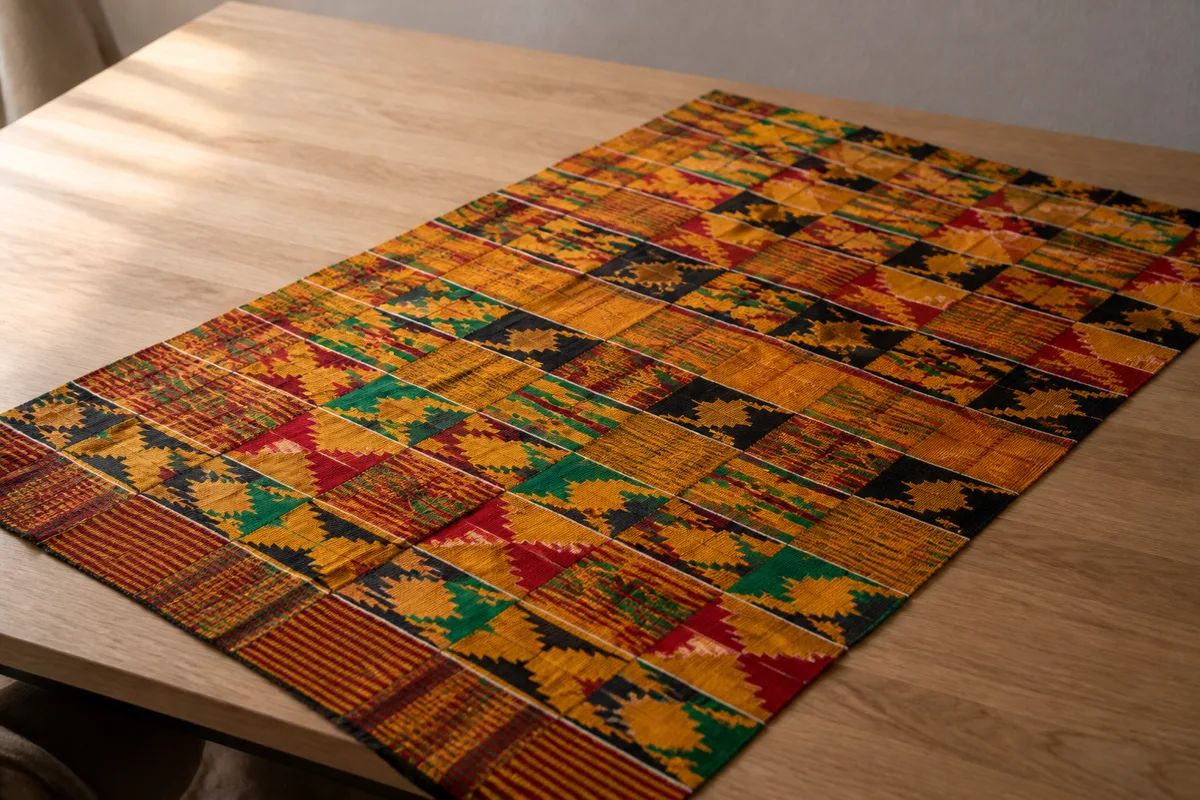 Tissu kente : origine, tissage, motifs et prix du pagne